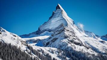 ai generado un sereno paisaje de un alto montaña pico con nieve foto