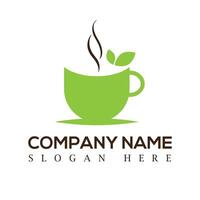 café logo diseño, verde y marrón café y té tazas diseño con hoja, fumar y taza símbolo. vector