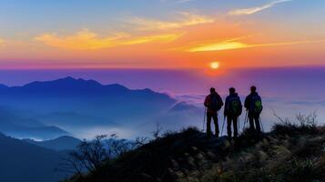 ai generado grupo de deportivo personas excursionismo en montaña foto