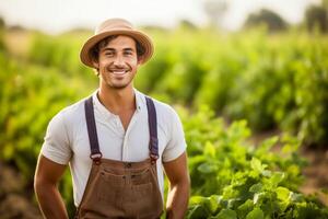 ai generado joven contento granjero hombre sonriente a cámara en vegetal jardín. retrato de joven empresario en su jardín. foto