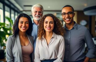 ai generado grupo de personas en el oficina. contento exitoso negocio equipo. diversidad concepto en negocio vida. foto