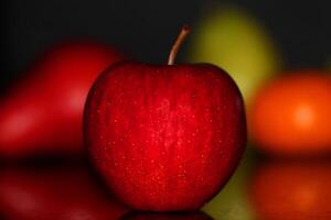 rojo manzana en un negro antecedentes con rojo manzanas en el antecedentes. foto