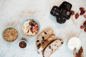 sano desayuno con yogur, Granola, bayas y tostadas, parte superior ver foto