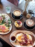 desayuno con huevos, tocino, bayas y café en un café foto