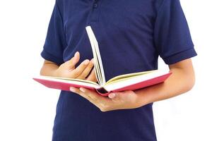 el hombre sostiene un libro y es leyendo él. educación, investigación, conocimiento y abierto arriba el mundo concepto. foto