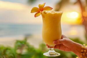 ai generado un mujer mano sostiene frío con hielo té o tropical Mocktail en playa exótico vacaciones, en contra brillante mar o Oceano antecedentes foto