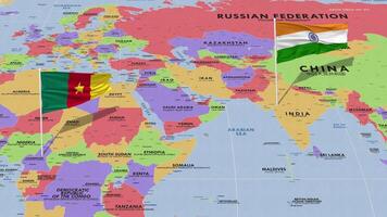 Camerún y India bandera ondulación con el mundo mapa, sin costura lazo en viento, 3d representación video