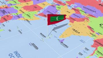 Maldivas bandera ondulación en viento, mundo mapa giratorio alrededor bandera, sin costura bucle, 3d representación video