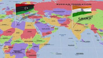 Libia e India bandiera agitando con il mondo carta geografica, senza soluzione di continuità ciclo continuo nel vento, 3d interpretazione video