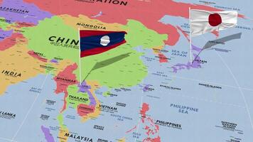 Laos e Giappone bandiera agitando con il mondo carta geografica, senza soluzione di continuità ciclo continuo nel vento, 3d interpretazione video