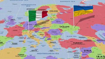 Ucraina e Italia bandiera agitando con il mondo carta geografica, senza soluzione di continuità ciclo continuo nel vento, 3d interpretazione video