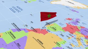 Maroc drapeau agitant dans vent, monde carte tournant autour drapeau, sans couture boucle, 3d le rendu video