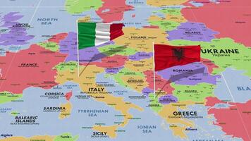 Albania e Italia bandiera agitando con il mondo carta geografica, senza soluzione di continuità ciclo continuo nel vento, 3d interpretazione video