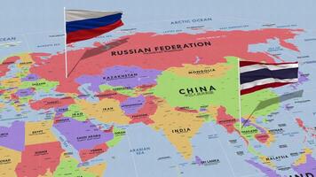 Tailandia e Russia bandiera agitando con il mondo carta geografica, senza soluzione di continuità ciclo continuo nel vento, 3d interpretazione video