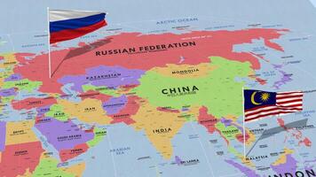 Malaysia e Russia bandiera agitando con il mondo carta geografica, senza soluzione di continuità ciclo continuo nel vento, 3d interpretazione video