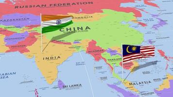 Malaysia e India bandiera agitando con il mondo carta geografica, senza soluzione di continuità ciclo continuo nel vento, 3d interpretazione video