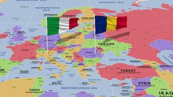 Roumanie et Italie drapeau agitant avec le monde carte, sans couture boucle dans vent, 3d le rendu video