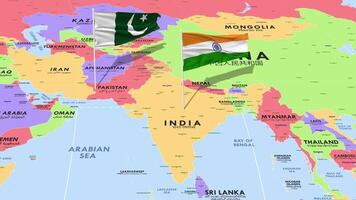 Pakistan e India bandiera agitando con il mondo carta geografica, senza soluzione di continuità ciclo continuo nel vento, 3d interpretazione video