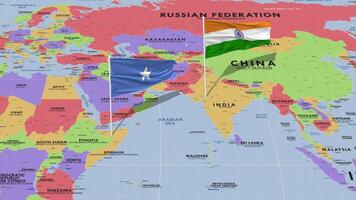 Somalia y India bandera ondulación con el mundo mapa, sin costura lazo en viento, 3d representación video