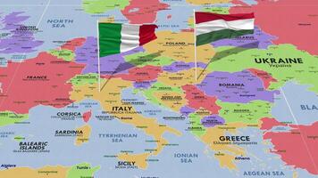 Ungheria e Italia bandiera agitando con il mondo carta geografica, senza soluzione di continuità ciclo continuo nel vento, 3d interpretazione video