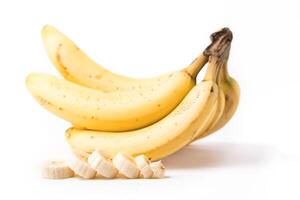 manojo de maduro amarillo bananas con rebanadas foto