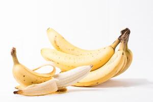 pelado plátano con manojo en antecedentes amarillo sano Fruta foto