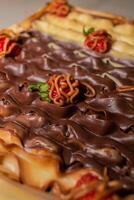 chocolate y fresa pastel. cremoso dulce con frutas, típico brasileño comida foto