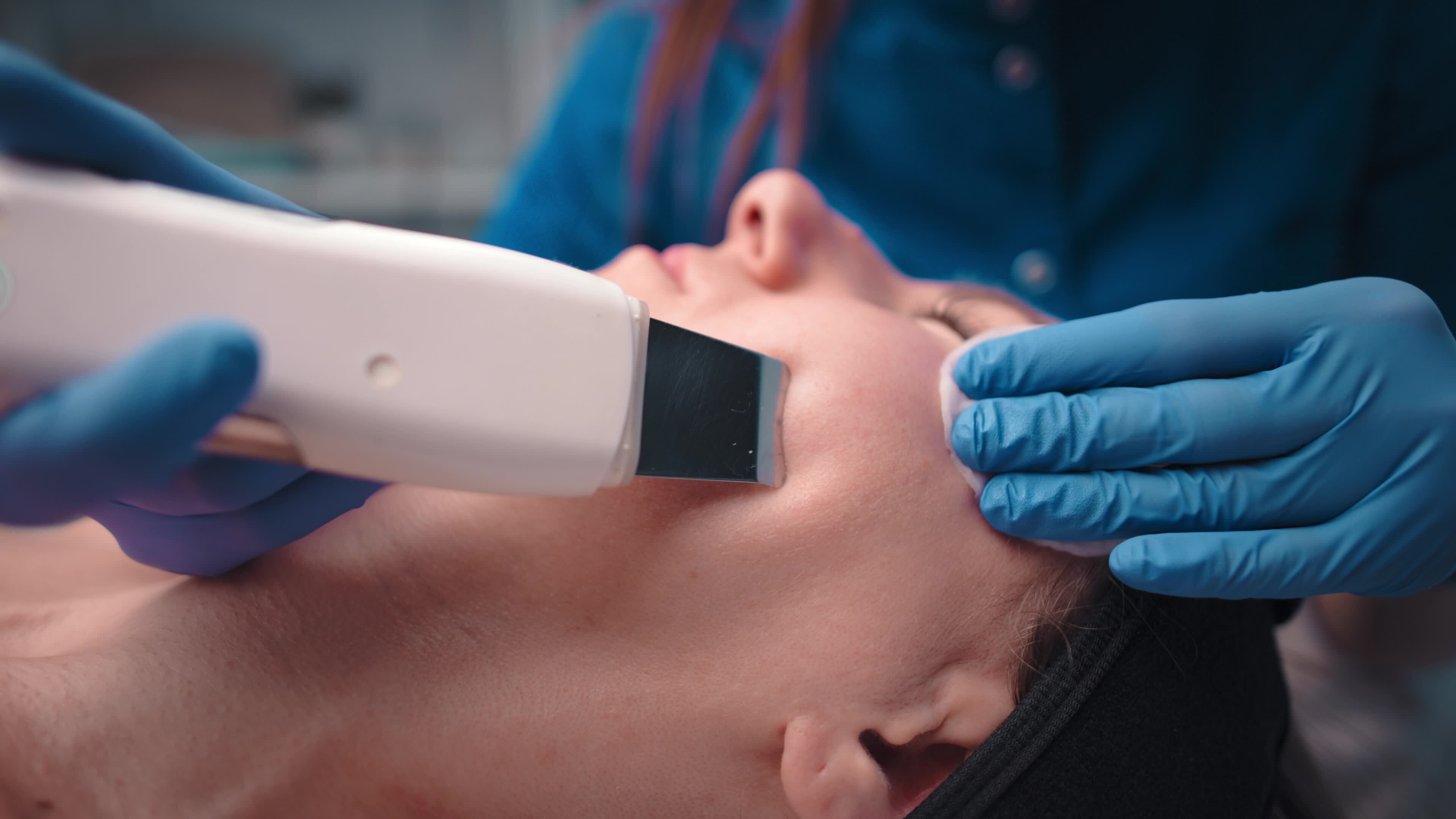 Beauty salon. The device cleanses the face using ultrasound, close-up ...