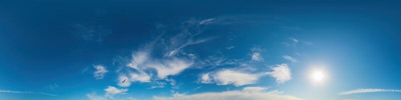 azul cielo panorama con cirro nubes sin costura hdr 360 la licenciatura pano en esférico equirrectangular formato. cielo Hazme o cenit para 3d visualización, juego y cielo reemplazo para aéreo zumbido 360 panoramas foto