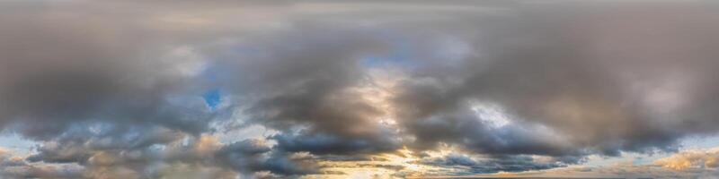 oscuro azul puesta de sol cielo con nubes sin costura hdr panorama en esférico equirrectangular formato con completar cenit para utilizar en 3d, juego y para composicion en aéreo zumbido 360 la licenciatura panoramas como cielo Hazme foto