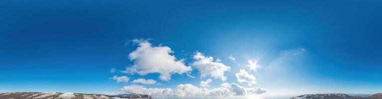 sin costura panorama de cielo con ligero nubes en esférico equirrectangular formato con completar cenit para utilizar en 3d gráficos, juego y para composicion en aéreo zumbido 360 la licenciatura panoramas como un cielo cúpula. foto