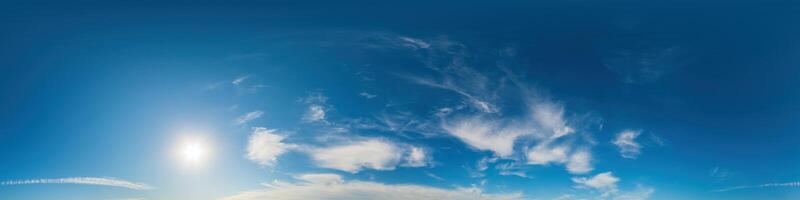 azul cielo panorama con cirro nubes sin costura hdr 360 la licenciatura pano en esférico equirrectangular formato. cielo Hazme o cenit para 3d visualización, juego y cielo reemplazo para aéreo zumbido 360 panoramas foto