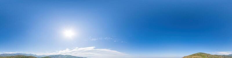 cielo azul con nubes de luz panorámica perfecta en formato equirectangular esférico con cenit completo para usar en gráficos 3D, juegos y para compuestos en drones aéreos Panorámicas de 360 grados como una cúpula del cielo foto