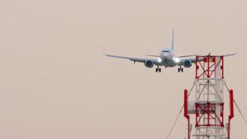 pasajeros avión aterrizaje a aeropuerto pista en hermosa puesta de sol ligero. avión de línea que se acerca, descendente video