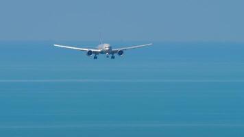 Verkehrsflugzeug Annäherung Landung, Vorderseite Sicht. Jet Flugzeug mit unkenntlich Lackierung absteigend, ankommen. breiter Körper Flugzeug im das Blau Himmel video