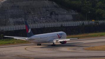 phuket, Thailand - februari 23, 2023. boeing 767, ra-73030 van azur lucht Aan de taxi weg Bij phuket luchthaven, kant visie. vliegtuig taxiën na landen naar de terminal video