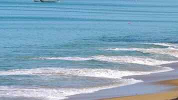 azzurro onda coperture il sabbioso costa. ventoso giorno a il mare. pittoresco paesaggio marino su il isola video