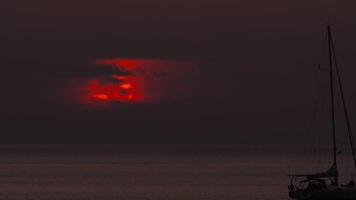 mooi zeegezicht met zonsondergang lucht en schip Aan horizon. prachtig visie van zee zonsondergang met rood wolken en zeilboot. rood zonsondergang met jacht video