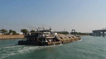 arena transportador, arena barcaza carga Embarcacion navegación a través de el victoria puerto. hong kong Macao puente video