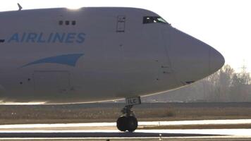 novosibirsk, ryska federation - oktober 20, 2021. frakt jet boeing 747 av asl flygbolag taxning på tolmachevo flygplats, mitten skott, sida se. flygplan i bakgrundsbelysning video
