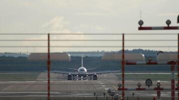 Düsseldorf, Allemagne - juillet 23, 2017. commercial avion de lufthansa freinage après atterrissage à Düsseldorf aéroport. avion de ligne roulage à le Terminal. spoilers en haut. vue de le fin de le piste video