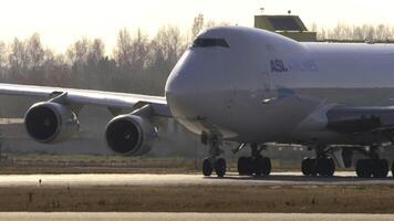 novosibirsk, ruso federación - octubre 20, 2021. carga aeronave boeing 747 de asl aerolíneas rodaje a tolmachevo aeropuerto, cerca arriba, lado vista. fuselaje ancho transporte aire portador en el calle de rodaje video