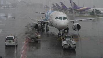 Bangkok, Thailand - november 11, 2017. Bangkok luchtwegen luchtbus a320 Aan onderhoud Aan suvarnabhumi luchthaven, zwaar regen. vlak Aan de schort, onderhoud video