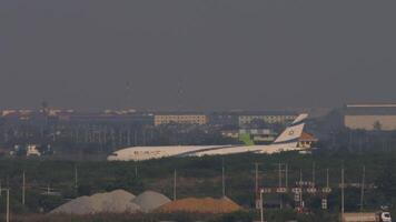 Bangkok, thailand - Mars 01, 2023. boeing 787 dreamliner av el al accelererande innan ta av på suvarnabhumi flygplats, lång skott, sida se video