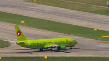 SOCHI, RUSSIA - JULY 29, 2022. Passenger plane Boeing 737, RA-73669 of S7 Airlines taxiing at Sochi airport after landing. Tourism and travel concept. video