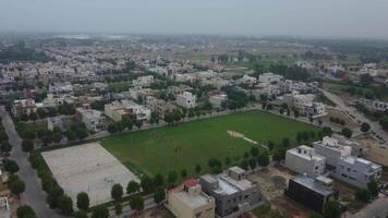 principale strada attraversamento il Residenziale la zona di difesa alloggiamento società lahore Pakistan su luglio 22, 2023 video