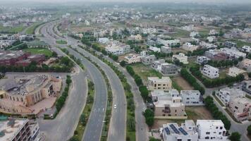 huvud väg korsning de bostads- område av försvar hus samhälle lahore pakistan på juli 22, 2023 video