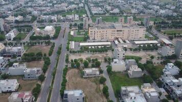 huvud väg korsning de bostads- område av försvar hus samhälle lahore pakistan på juli 22, 2023 video