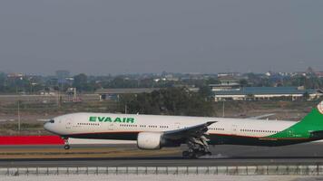 Bangkok, Thailand - januari 20, 2023. boeing 777, b-16737 van eva lucht landen, aanraken en remmen Bij suvarnabhumi luchthaven, Bangkok, kant visie. reizen concept video