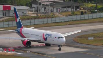 Phuket, Thailand - - Februar 11, 2023. kommerziell Flugzeug boeing 767, ra-73078 von Azur Luft rollen auf das Runway beim Phuket Flughafen. Reise Konzept video